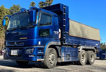 青いUNIC製クレーン付きトラック。荷台にはロープや機材が積載されている。